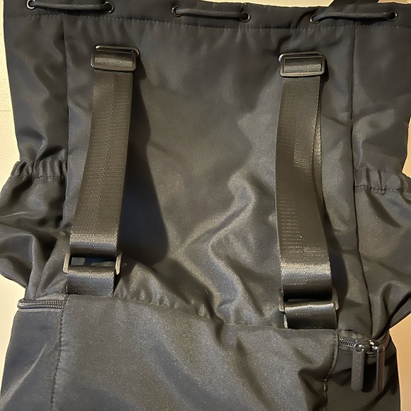 Beyond Yoga NWT convertible gym bag in black - Picture 3 of 4